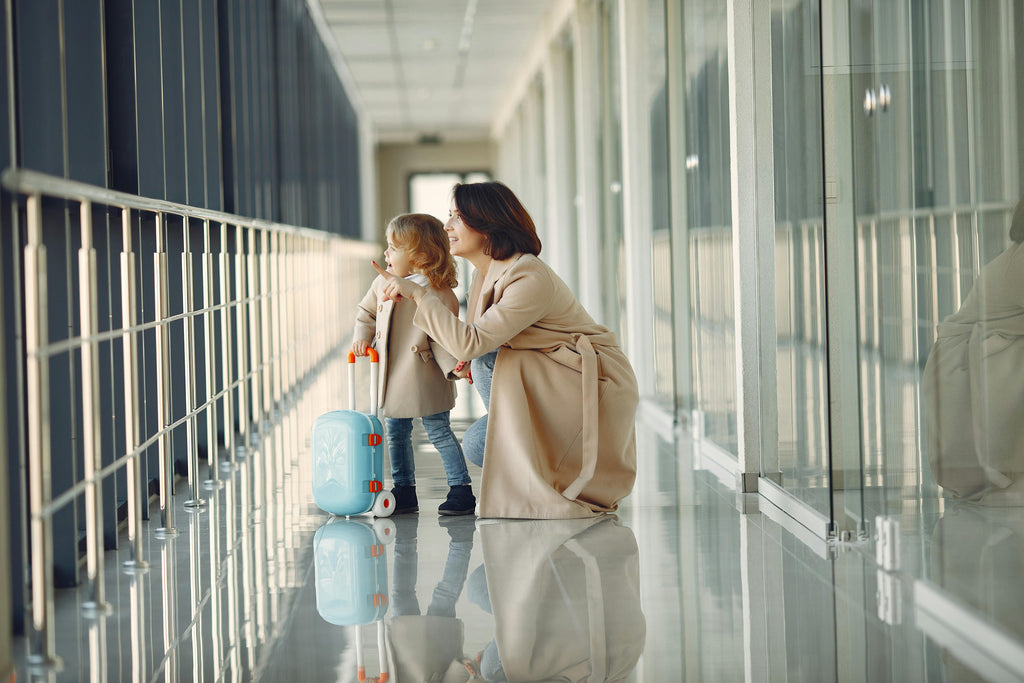Bagages des enfants : combien de sacs, quel poids et que peut-on emmener ? Le guide complet pour voyager sereinement avec Air France, Ryanair, EasyJet et les compagnies du Maghreb