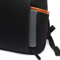 Poche extérieure du sac à dos montrant le rangement rapide pour téléphone et clés