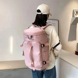 Sac cabine multi‑usage pour voyage, porté à l’épaule par un voyageur