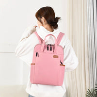 Sac à dos business rose porté par une femme, format 29x12x37 cm