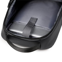 Sac pour voyage noir avec multiples rangements frontaux pour accessoires et documents.