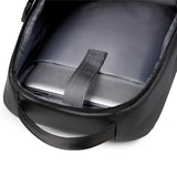 Sac pour voyage noir avec multiples rangements frontaux pour accessoires et documents.