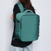 voyageur low-cost portant un sac à dos avion