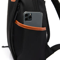 Poche extérieure du sac à dos montrant le rangement rapide pour téléphone