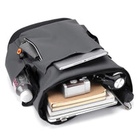 sac à dos cabine rempli avec ordinateur et documents sortant