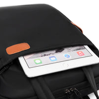 Sac à dos business posé sur un bureau avec ordinateur portable et documents à côté