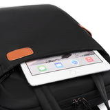 Sac à dos business posé sur un bureau avec ordinateur portable et documents à côté